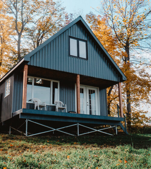 Small chalet on screw piles by Vistech Suroit