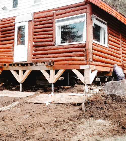 Cottage on screw piles in the Monts-Valin, Saguenay